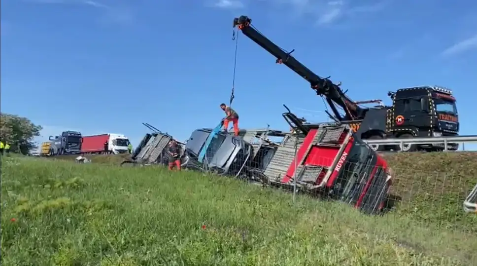 A1 Arad: autotren răsturnat la km 529, banda de urgență închisă