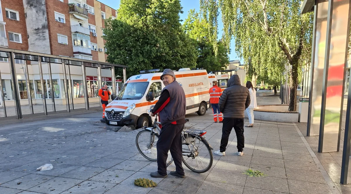 Ambulanță blocată în Micălaca după ce pavajul a cedat, 13 mai