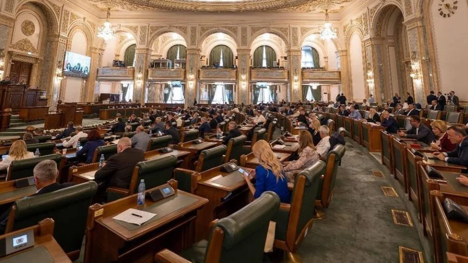 Facturi internet și telefonie în lei la curs BNR, fără marje — proiect adoptat de Senat