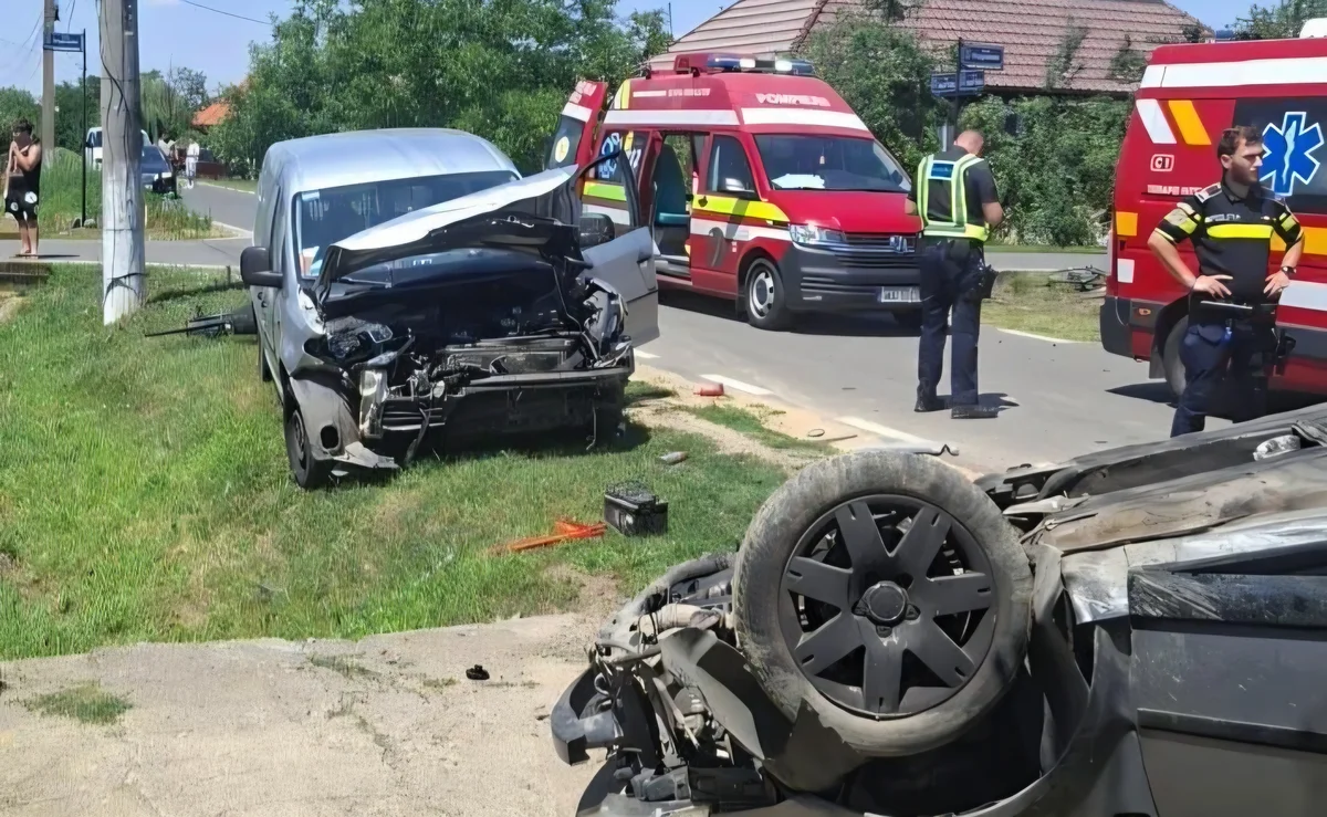 Accident rutier în Șiria: două mașini răsturnate, trei victime transportate la spital