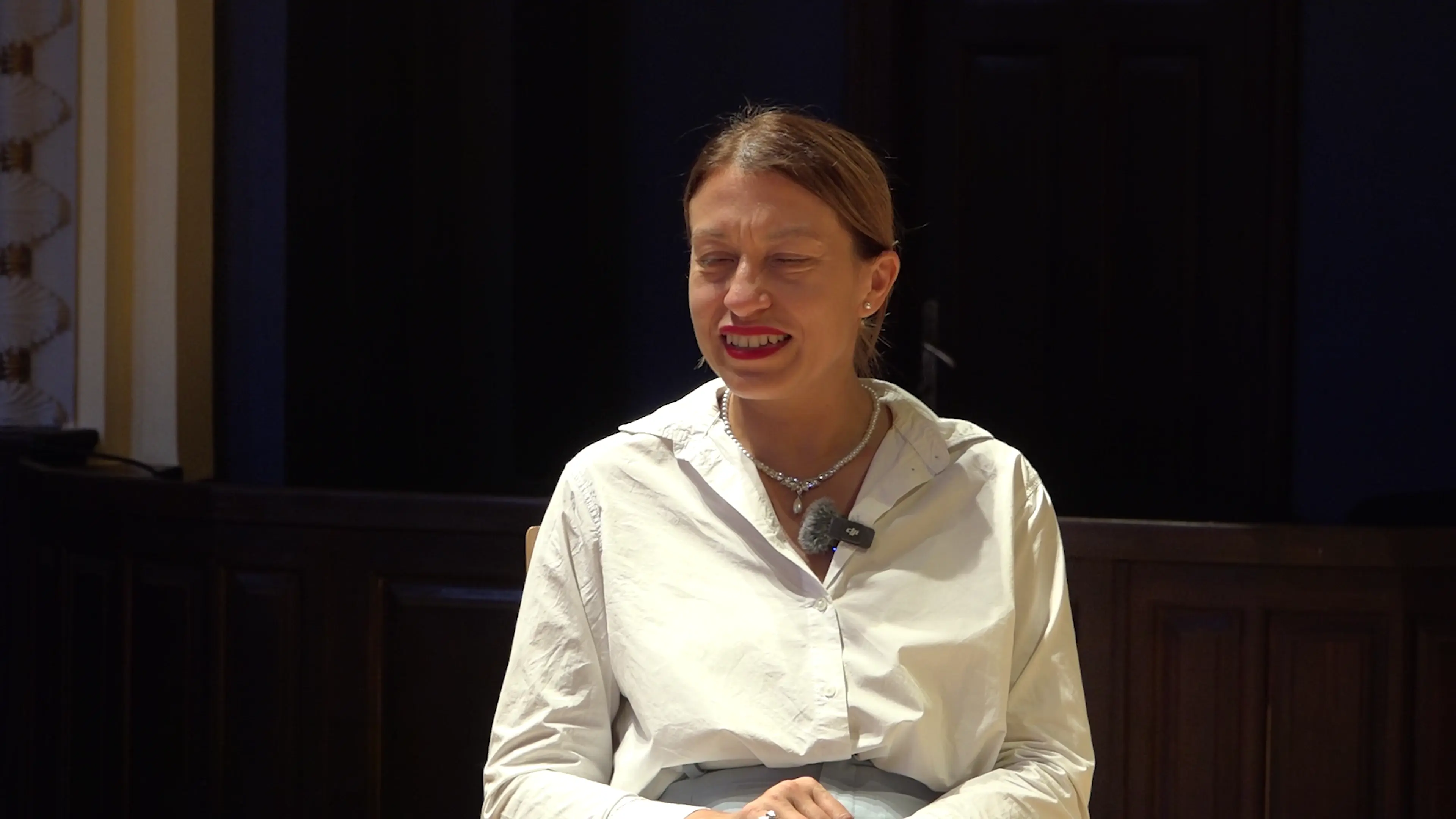 Monica Anghel, la Cafeneaua Culturală: de la karaoke la scenă