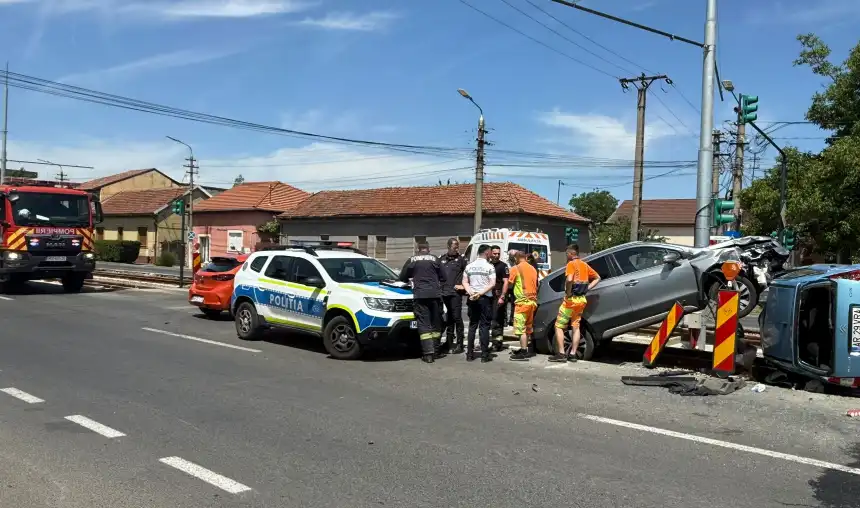 Eveniment rutier pe Calea Radnei din Arad, 23 mai 2026. O mașină a ajuns pe liniile de tramvai după un impact între două autoturisme. Doar pagube materiale.