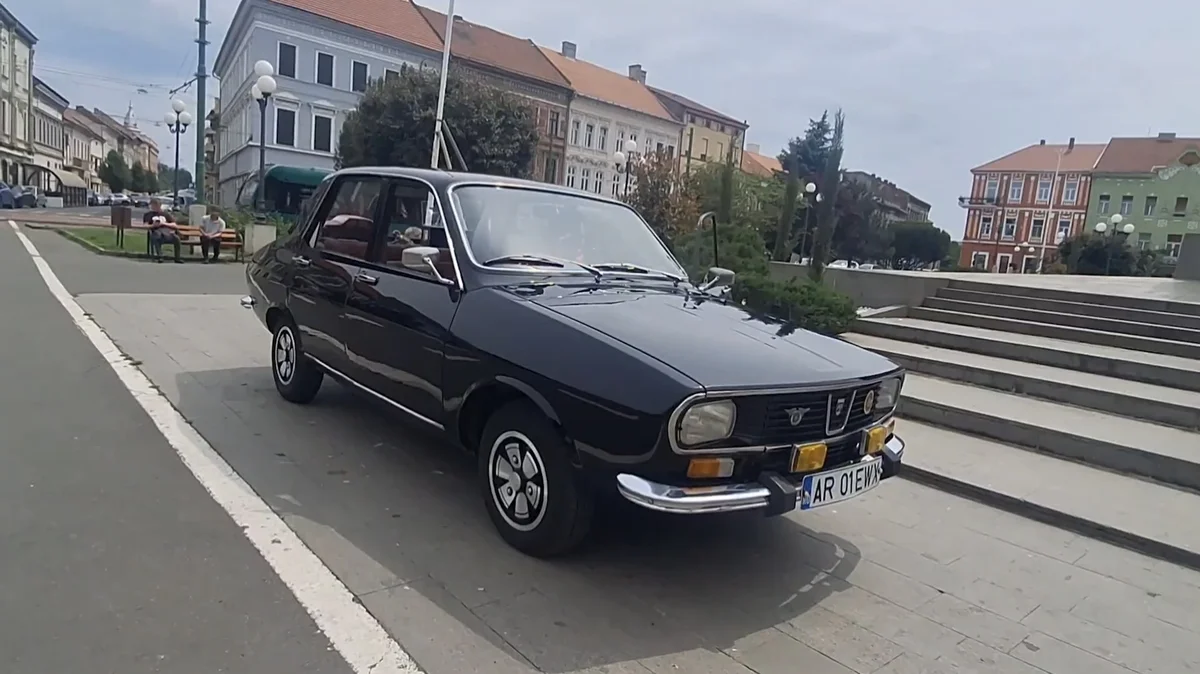 Expoziție de mașini comuniste în centrul Aradului pe 9 mai