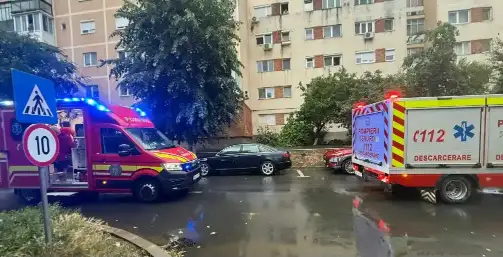 Pompierii au spart ușa unui apartament pe strada Beiuș din Arad